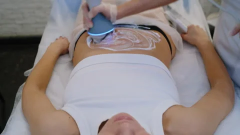 Advanced Massage Technique with Electric Device: Masseur in Action Vidéo 306273553