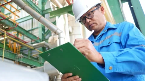 Advanced oil refinery facility with engineers overseeing petroleum processing an Video stock 331760813