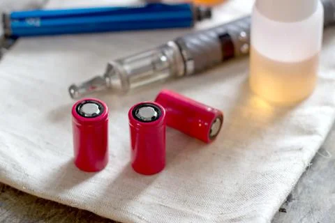 Advanced vaping device, e-cigarette on table Foto stock