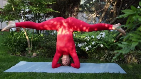 Advanced yoga headstand split pose Vidéo 336780655