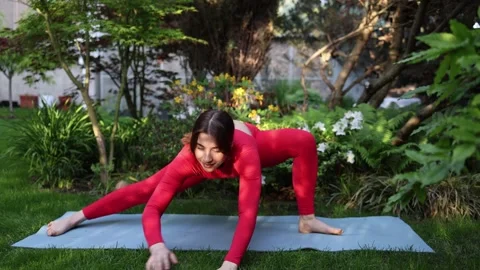 Advanced yoga pose in nature Vidéo 336780649
