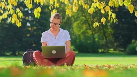Advantages the wireless side of life. 動画素材 271611134