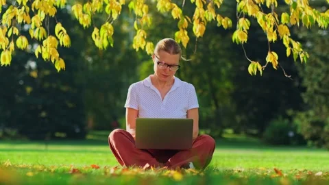 Advantages the wireless side of life. 動画素材 277868032