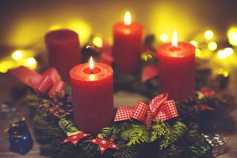  Adventskranz mit drei brennenden Kerzen *** Advent wreath with three burn... Stock Photos
