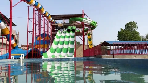 Adventure water park structure with multicolored slides and outdoor fun des.. Vídeo Stock 336981806