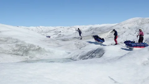 Adventurers pulling a 80 kg pulka on Greenland crossing from west to east. 스톡 동영상 129451631