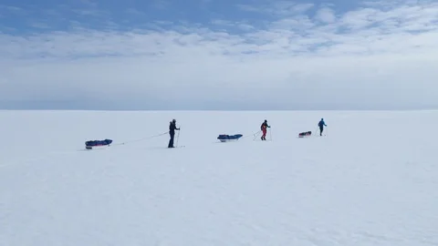 Adventurers on skis and pulling a 80 kg pulka crossing Greenland West to East.a 스톡 동영상 129372779