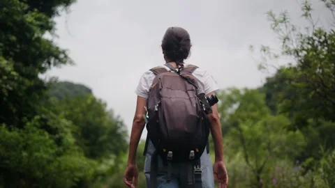 Adventurous backpacker as she embarks on a journey through lush jungles 库存影片 252035899