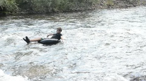 Adventurous boy braves the rapids 動画素材 11524557