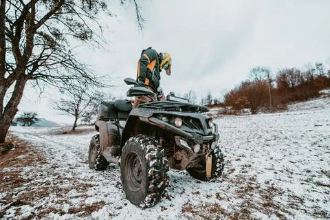 An adventurous couple prepares for an Foto stock
