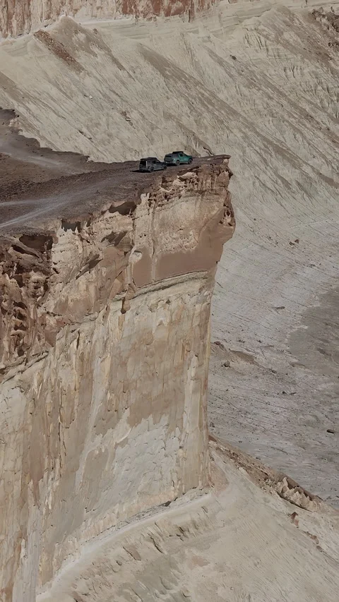 Adventurous off-road vehicles parking at cliffs edge, Bozjyra, Mangystau Stock Footage 322826828