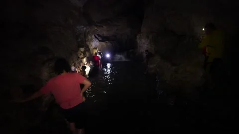 Adventurous tourists exploring the underground Jumandy Caves in Ecuador Vídeos de archivo 334934401