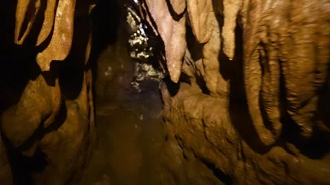 Adventurous woman exploring underground river in Jumandy Caves Vídeos de archivo 334934681