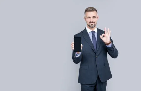 Advertisement presentation. copy space. man presenting phone screen. Foto stock