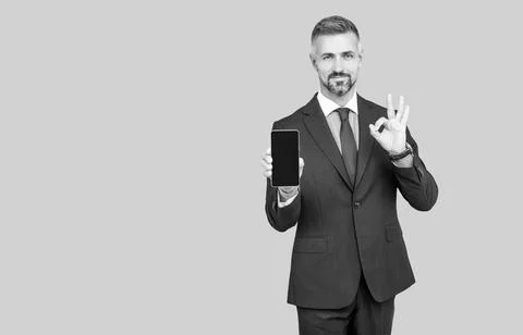 Advertisement presentation. copy space. man presenting phone screen. Foto stock