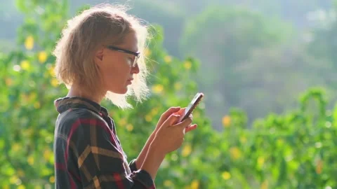 Advertising for mobile technology. Stock Footage 261366631