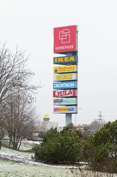 Advertising pointer along the location of branded stores. Foto stock