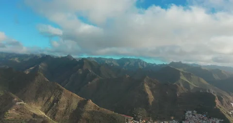 Aeral view. Panoramic view of mountains range on island of Tenerife, Spain. Vidéo 141035128