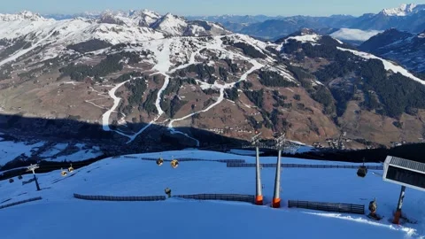 Aerial 4K 60fps - Static View of Westgipfelbahn Gondolas and Alpine Slopes Vídeos de archivo 330662064