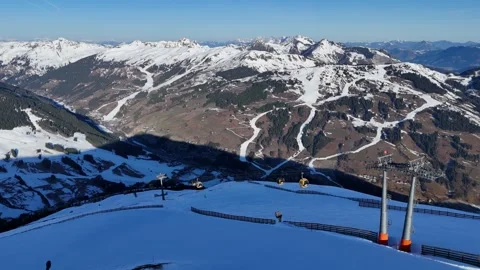 Aerial 4K 60fps - Static View of Yellow Westgipfelbahn Gondolas and  Panorama Vídeos de archivo 330662625