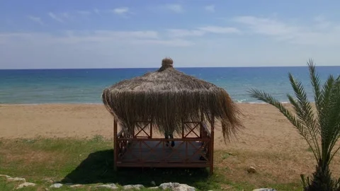 Aerial 4k beach hut on the sandy beach in North Cyprus Vídeos de archivo 172415907