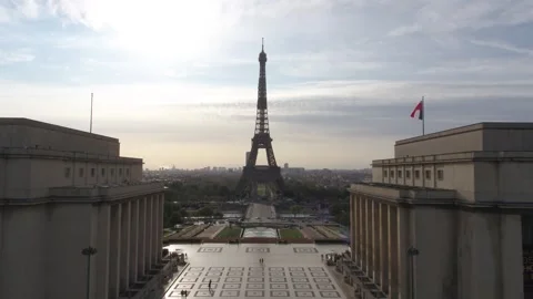Aerial 4K drone shot of the Eiffel Tower from the Trocadero square Video stock 254088111