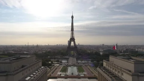 Aerial 4K drone shot of the Eiffel Tower from the Trocadero square Video stock 254088143