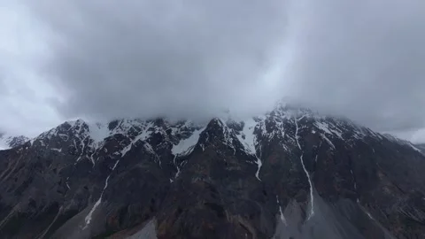 Aerial 4K Drone Time-lapse of Majestic Snow Mountain Peaks and Epic Clouds Vidéo 336857693