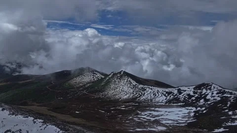 Aerial 4K Drone Time-lapse of Majestic Snow Mountain Peaks and Epic Clouds Vidéo 336857785