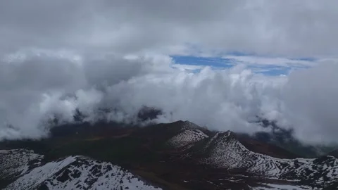 Aerial 4K Drone Time-lapse of Majestic Snow Mountain Peaks and Epic Clouds Vidéo 336857820