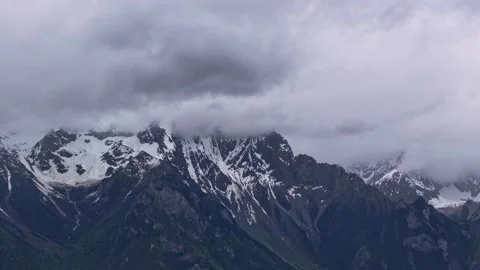 Aerial 4K Drone Time-lapse of Majestic Snow Mountain Peaks and Epic Clouds 库存影片 336857837