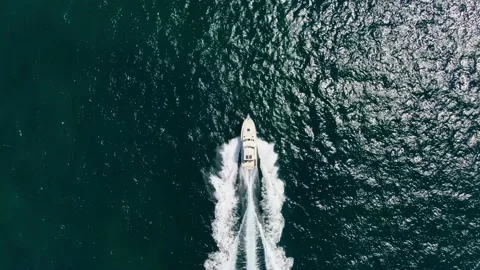 Aerial 4k high angle drone footage of a powerful luxury high speed yacht 库存影片 142265942