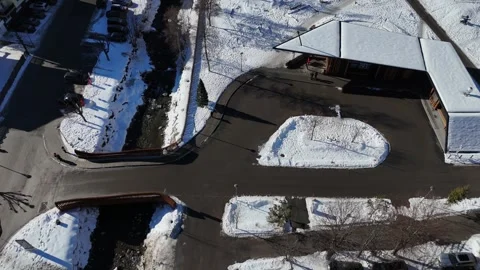 Aerial 4K panning from mountain river to bus station in Saalbach-Hinterglemm Vídeos de archivo 328253953
