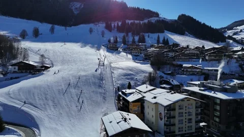 Aerial 4K panoramic view of skúste on a slope in Saalbach-Hinterglemm Vídeos de archivo 328282313