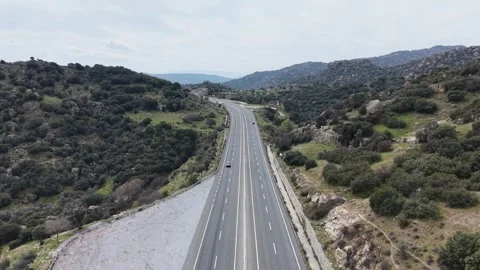 Aerial 4K Tracking Shot Over Double-Lane Highway with Traffic Vidéo 331598098