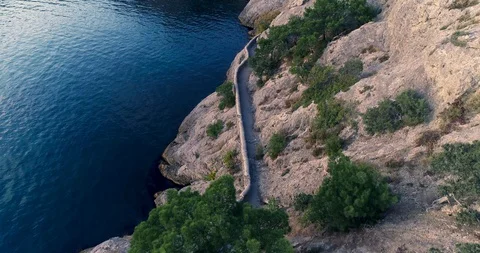 Aerial 4k view of cliff path by the sea 動画素材 128698157