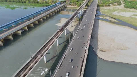 Aerial 4k view of Metro train Running on the Yamuna River at Kalandi Kunj, Delhi 库存影片 331031292
