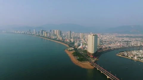 Aerial 4K view of Tran Phu Bridge and Cai River mouth in Nha Trang, Vietnam Vídeo Stock 332970732