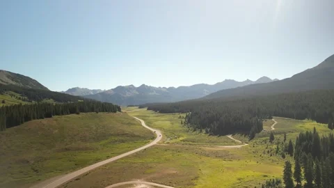 Aerial above Lizard Head Pass in Telluride CO of meadows mountains and highway Vidéo 247807168