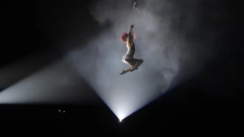 Aerial acrobat on the stage of the circus. Video stock 147180123
