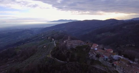 Aerial, an ancient small perched hamlet in Tuscany, Italy Vidéo 86639444