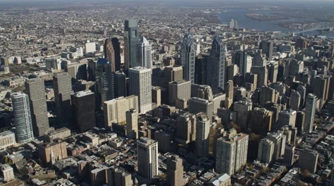 Aerial approach to downtown Philadelphia, PA. Shot in 2011. Vídeos de archivo 59187186