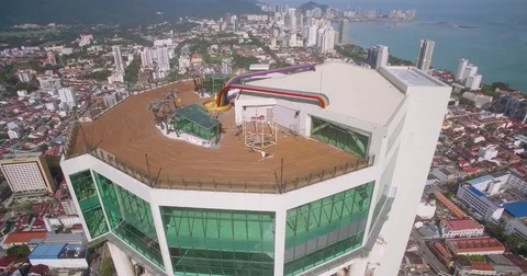 Aerial Approach To Rooftop Bar On Modern Skyscraper In George Town, Penang, Vidéo 80141480