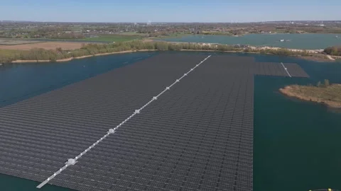 Aerial approach view of floating solar farm on a lake in the Netherlands 库存影片 332618322