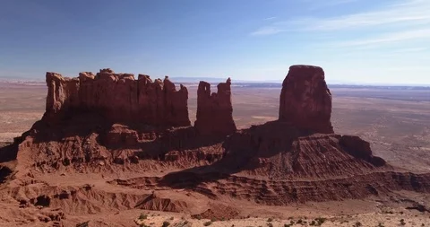 Aerial: approaching huge structures in Monument Valley Video stock 100609486