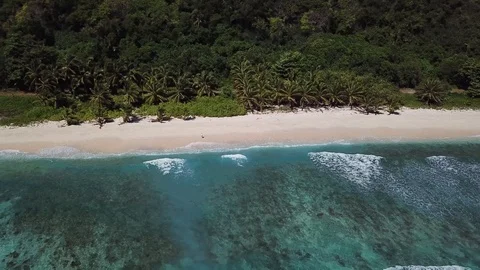 Aerial: Arch of a perfect empty tropical island beach in Samoa Видео 96185871