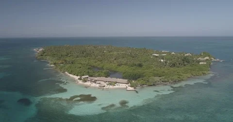 Aerial ascends and tilts down to reveal all of the island of Múcura, Colombia Vidéo 83808559