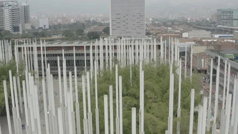 Aerial ascends and tilts down over the lampposts of Parque Cisneros in Medellin Vídeos de archivo 105833580