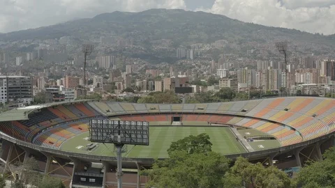 Aerial ascends and tilts down over the Atanasio Girardot stadium in Medellin Vídeos de archivo 106275146
