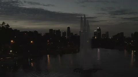 Aerial ascends around Echo Park lake fountain with DTLA in background at dawn Vídeos de archivo 150713570